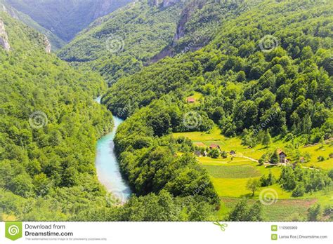 Sognare un fiume lento e calmo. Il Fiume Blu Entra In Un Canyon Pittoresco Fra Le Alte ...