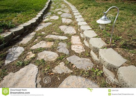 Le chemin en pierre naturelle n'est qu'un des nombreux éléments d'agencement du guide du jardin familial de bauhaus. Chemin En Pierre Dans Le Jardin Image stock - Image du ...