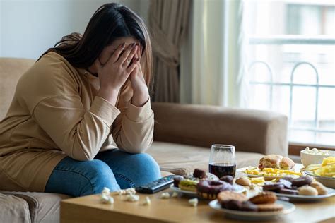 binge eating symptoms causes and treatment