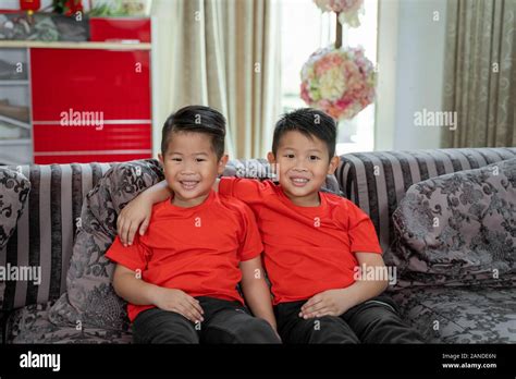 Kleiner Chinesischer Junge Und Drache Fotos Und Bildmaterial In Hoher Auflösung Alamy