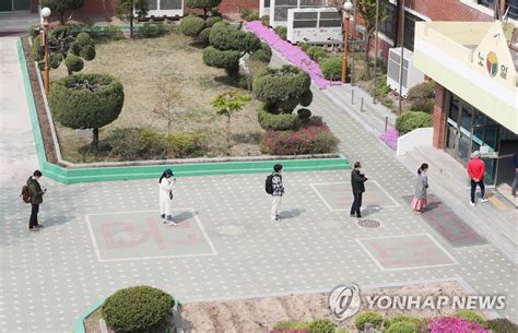 정세균 국무총리가 기존 거리두기 단계와 5인 이상 모임금지 조치를 유지하겠다고 했다.정 총리는 9일 정부서울청사에서 열린 코로나19 대응 중대본 회의에서 고심을 거듭한 끝에, 정부는 기존 거리두기. 사회적 거리두기 지키며 줄 선 유권자들 | 연합뉴스