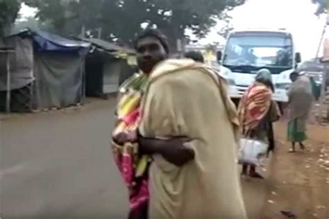 Again Odisha Unable To Afford A Funeral Van Man Carries 5 Yr Old Daughters Dead Body For 15km