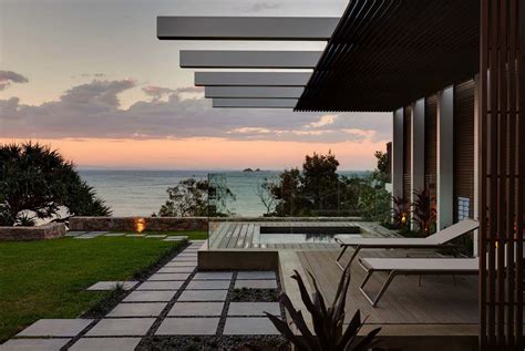 A Fascinating Modern Concrete House On Wategos Beach Australia Small