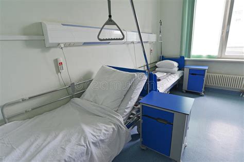 Sick dame in krankenhaus bett mit krankenschwester und toys vintage kunst foto. Krankenhausbetten In Der Krankenstation Stockfoto - Bild ...