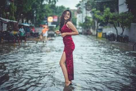 Model Cantik Santuy Pemotretan Fashion Saat Banjir Aksinya Dihujat