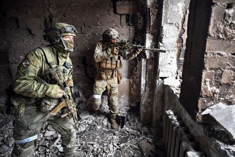 Ukraine Soldiers Take Out Trench Filled With Russians In Graphic Video