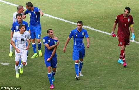 Caro aldo, non riesco a capire l'interesse della juventus per un calciatore come suarez, che mi risulta sia tutt'altro che un gentiluomo. Chiellini: "Suárez es un marica...es ridículo que no lo ...
