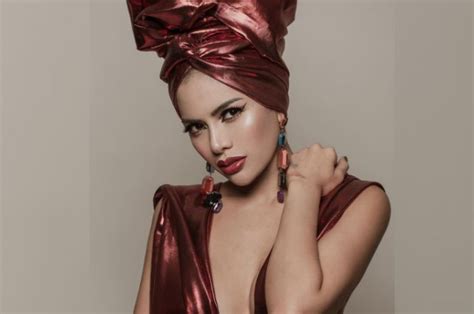 Berikut beberapa model rok kebaya yang populer di indonesia untuk merefresh pengetahuan anda. Seksinya Nikita Mirzani Pakai Kebaya Modern dan Rok Batik ...