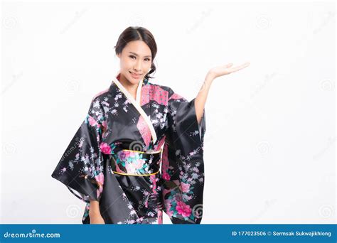 mujeres japonesas usan kimonos foto de archivo imagen de kimono kyoto 177023506