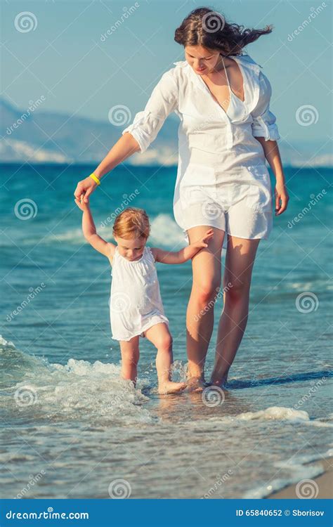 Madre E Hija Que Recorren En La Playa Foto De Archivo Imagen De Padre
