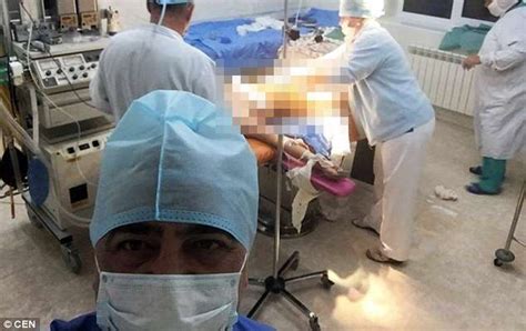 Médico posta selfie com paciente nua durante parto e imagem causa