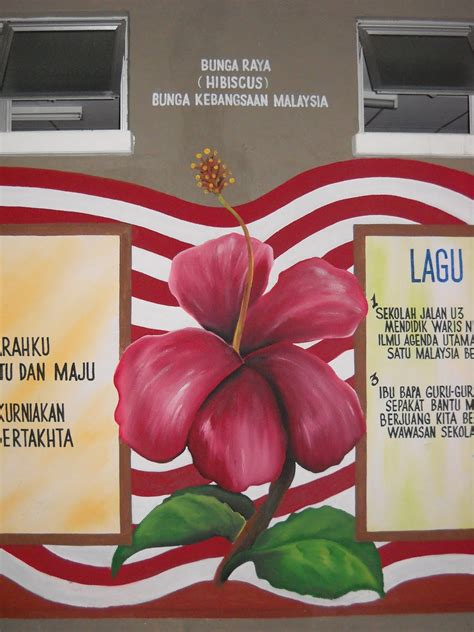 Ianya dikenali dengan nama bunga mawar sharon (hibiscus syriacus). Pelukis Mural Shah Alam: Bunga Kebangsaan Malaysia