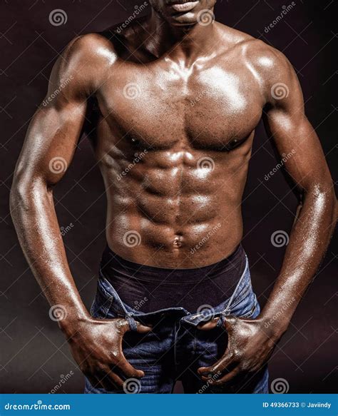 homme de couleur sportif sur le fond noir image stock image du intense ajustement 49366733