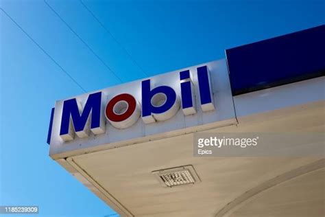 Mobil Gas Station Logo Fotografías E Imágenes De Stock Getty Images
