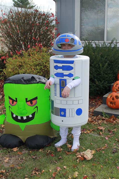 A baby bodysuit, a hat, and some paint is really it all it takes to create an adorable baby costume. Homemade R2D2 costume | Halloween fun, R2d2 costume, Fun