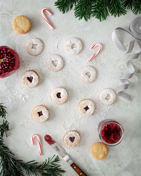 Se o irmão ou a irmã, gosta de hinos cantados, vale a pena conferir os links abaixo. Austrian Jelly Cookies - Linzer Christmas Cookies / Either ...
