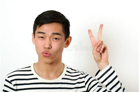 Hombre Asiático Joven Satisfecho Que Da La Muestra Aceptable Y Que Mira