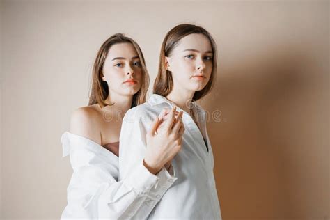 Mannequins Deux Filles Nues De Jumelles De Soeurs Belles Regardant Photo stock Image du beauté