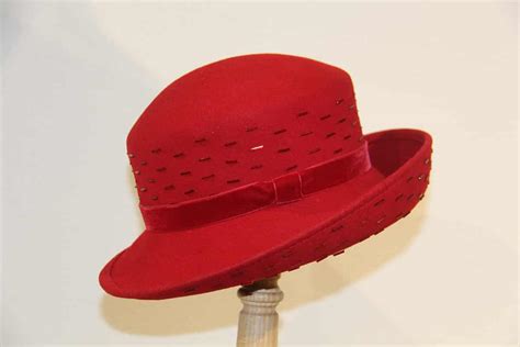 Un choix unique de chapeau rouge femme disponible dans notre magasin. Chapeau femme feutre mérinos rouge T 55 à T 58 - Les ...