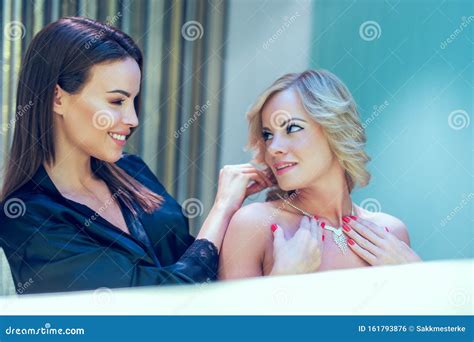 Jonge Lesbische Vrouwen Die Elkaar Zien Als Spiegels Stock Foto Image Of Gevoel Vulling