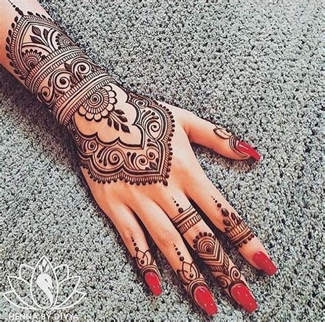 Erhöhen Sie Ihre Haut mit einem Henna-Tattoo-Symbol für Weiblichkeit