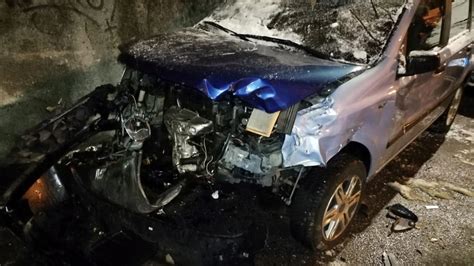 Auto Parcheggiata Distrutta In Via Alpignano A Rivoli Incidente