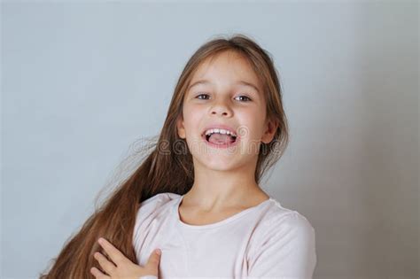Kleines Hübsches Mädchen Im Alter Von 6 7 Jahren Mit Sehr Langen Haaren