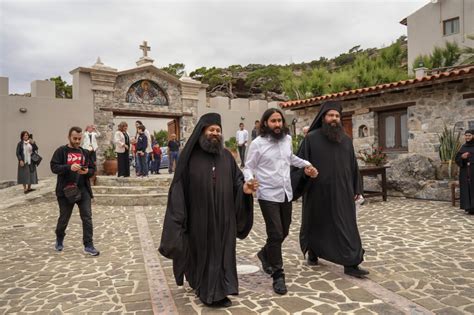 Ιερός μητροπολιτικός ναός αγίου μηνά. Κουρά Μοναχού στην Ιερά Μονή Κουδουμά - Ορθοδοξία News Agency