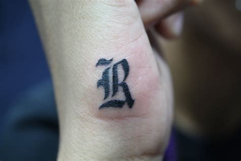 Tatuagem Letra R No Dedo