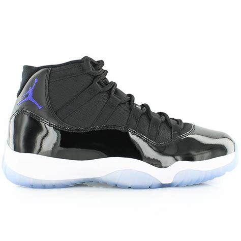 The upper replicates the look of the 'concord' air jordan 11, featuring a white leather upper with a signature patent leather overlay in contrasting black and unexpected red branding. jordan AIR JORDAN 11 RETRO BLACK/CONCORD-WHITE bei KICKZ.com