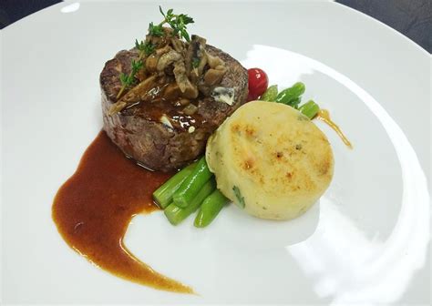 A sophisticated, extremely simple recipe that's perfect for summer entertaining! Wagyu Beef Tenderloin #wagyu #beef #tenderloin #culinary # ...