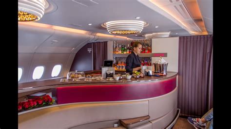 Zusätzlich zu dem regulären aufgegebenen freigepäck dürfen sie auch handgepäck während des qatar airways fluges an bord der kabine mit sich führen: Qatar Airways A380 First Class - YouTube