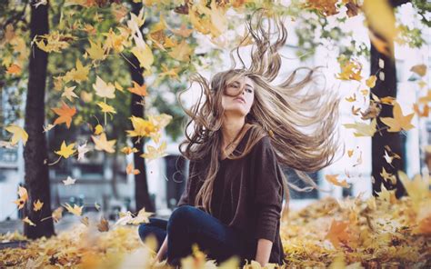 Девушка ветер листья осень Красивые Обои на рабочий стол Галерейка
