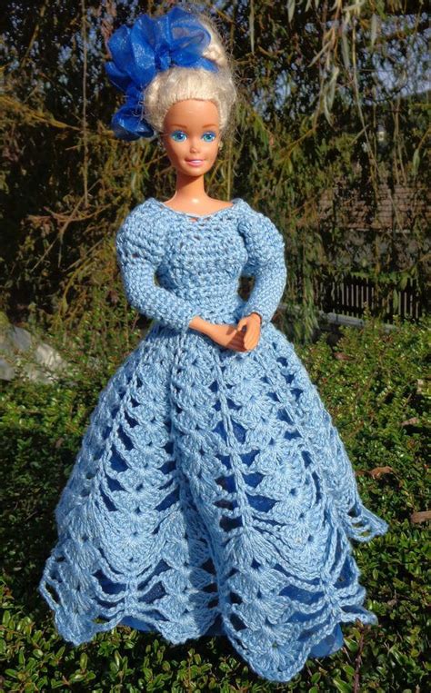 barbie avec une nouvelle robe au crochet en bleu cette fois mes poupées ma passion