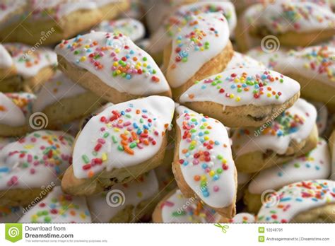 Si presentano come dei biscotti lunghi dalla forma irregolare e hanno come principale caratteristica la morbidezza. Papassini - Biscuits Pour Les Vacances Image stock - Image ...