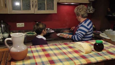 Los abuelos aportan infinidad de cosas buenas e interesantes a los niños. LA COCINA DE MI ABUELA EN MÁGINA (TORRES) - YouTube