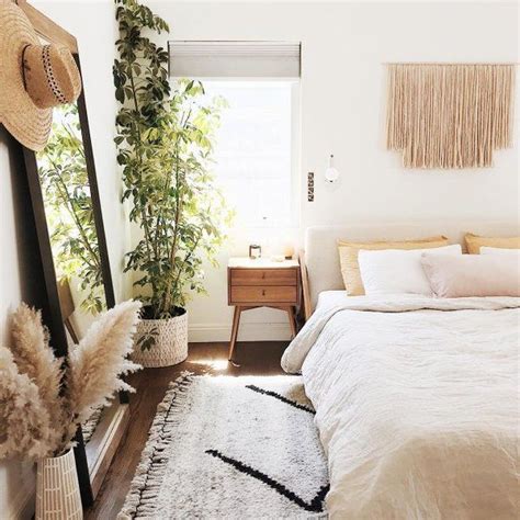 33 Lovely Bedroom Decor With Plant Ideas Pimphomee In 2020 Simple