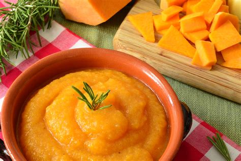 La ricetta della purea di zucca è così semplice e veloce che è quasi banale scrivere la ricetta ma pochi pensano a quante buone cose si possono la zucca non è solo una verdura tipica del periodo autunnale, in america se ci pensate, è proprio un simbolo! Purè di zucca Bimby TM31 | TM5 | TM6 per 2 persone