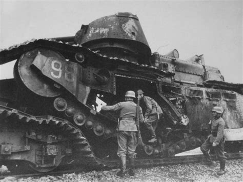 Солдаты вермахта осматривают французский танк Char 2c №98 уничтоженный