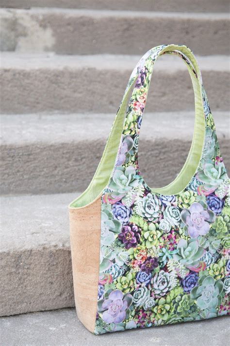 Use fun print fabrics to make tote bags of various shapes, sizes and colors. FREE Clydebank Tote Video+PDF Pattern (With images) | Sew sweetness, Sewing patterns free ...