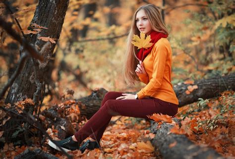 Обои Sergey Shatskov девушка блондинка брюки свитер шарф природа осень лес деревья
