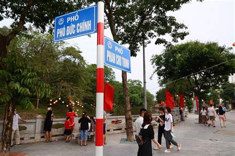 Hanoi Pedestrian Streets In Son Tay Town Attracts Large Numbers Of