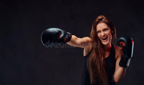 Boxeur Féminin De Brune Folâtre Pendant Les Exercices De Boxe Concentrés Sur Le Processus Avec