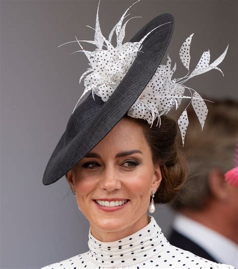 Kate Middleton Impeccable En Robe Pois Et Boucles D Oreilles De