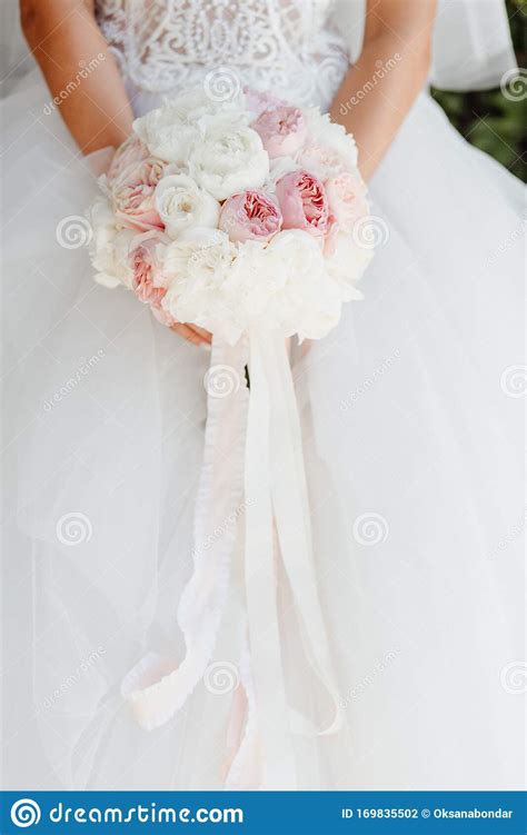 Our floral photography provides you with a diverse variety of flowers ranging from beautiful red roses to colorful tulips to graceful orchids. Bride Holding Wedding Bouquet Of Beautiful Flowers Stock Photo - Image of celebrate, photography ...