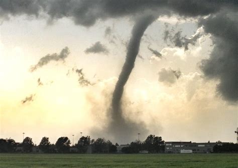 In veneto, e più in generale in tutta la pianura, è ancora forte il rischio, nella giornata di oggi, di temporali e grandinate. Maltempo, scene d'apocalisse in Emilia Romagna tra super ...