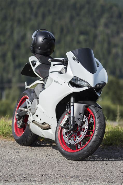The 899 features a brand new superquadro engine with a revised bore and stroke and ducati. Shot a picture of this BEAUTY! White Panigale 899 : Ducati