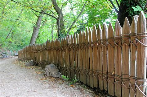 Wooden Fence Designs That Lend A Rustic Look To Your Garden