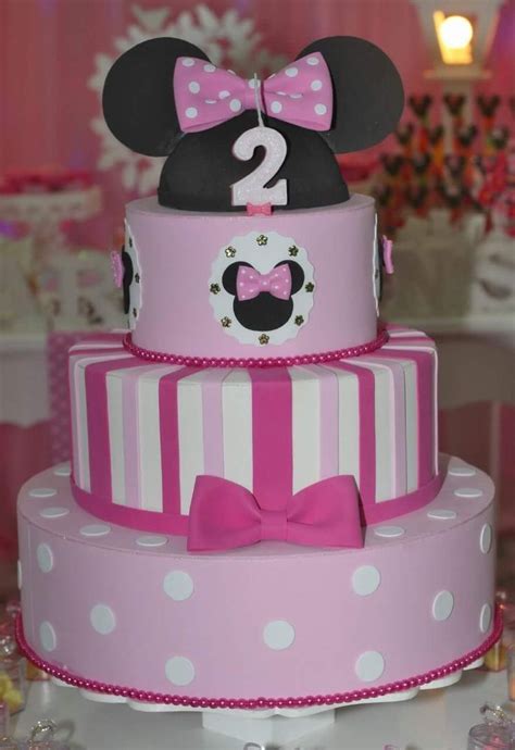 pin di aliceane madeira su minnie rosa aniversário torte