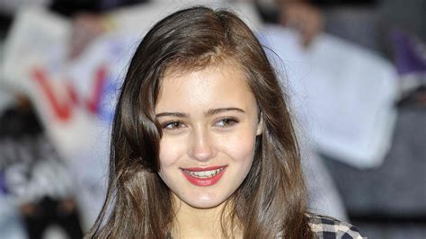 Ella Purnell Wallpapers Images Photos Pictures Backgrounds